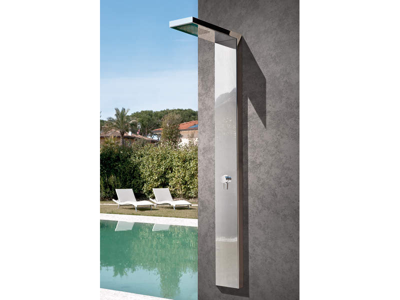 Die Perfekte Pooldusche: Luxus und Funktionalität für Ihren Poolbereich