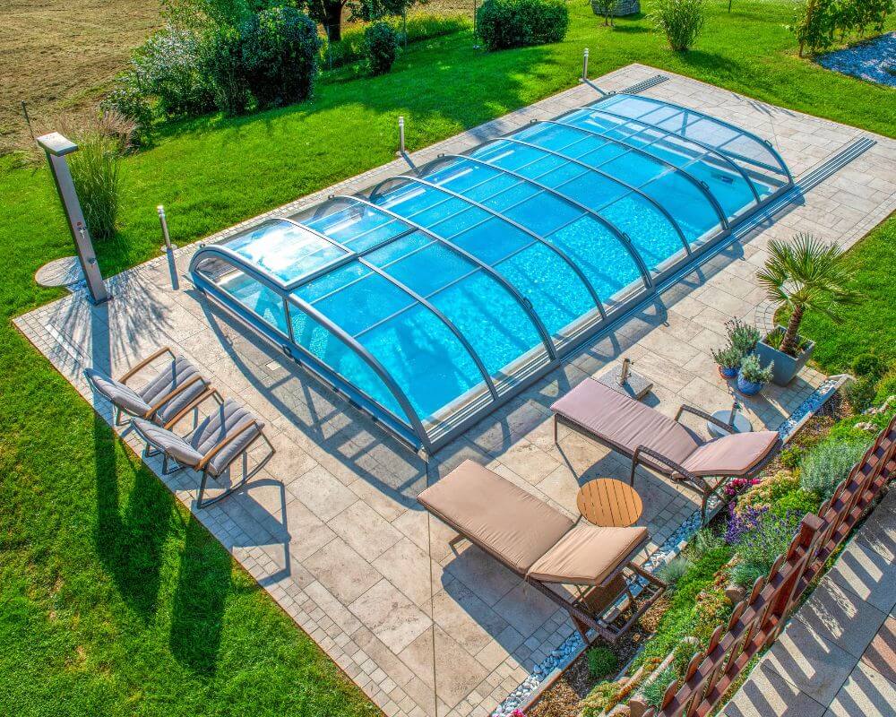 Poolüberdachung novacomet e-line flat clear | Schiebeüberdachung mit Polycarbonat-Platten verglast | Pool-Überdachung eline flat als Poolabdeckung