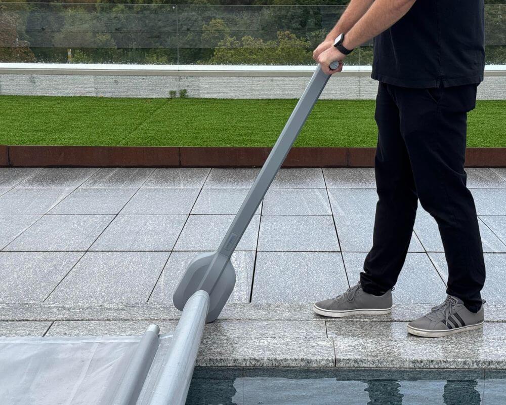 BAC iScoot 700 akkubetriebenes Aufrollgerät für Rollschutz-Abdeckungen | Aufrollvorrichtung mit Akku als Ersatz für Handkurbel | iScoot 700 für BAC