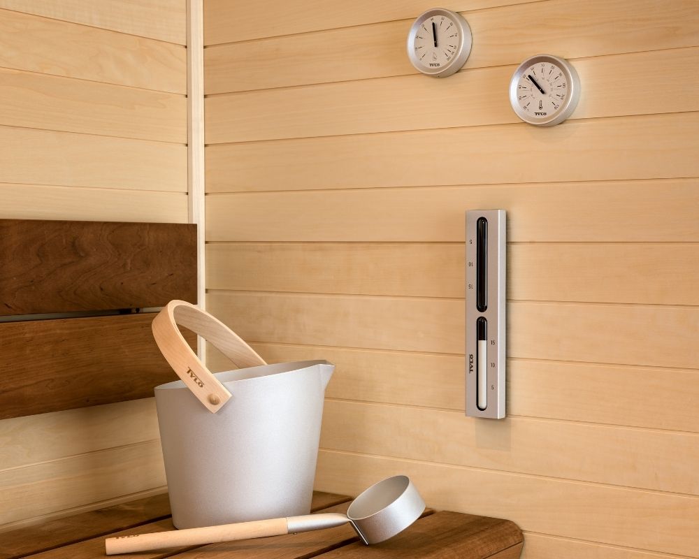 TYLÖ Brilliant Saunazubehör-Set und Geschenkbox mit Kelle, Eimer, Hygrometer, Thermometer und Sanduhr | Saunaset von TylöHelo