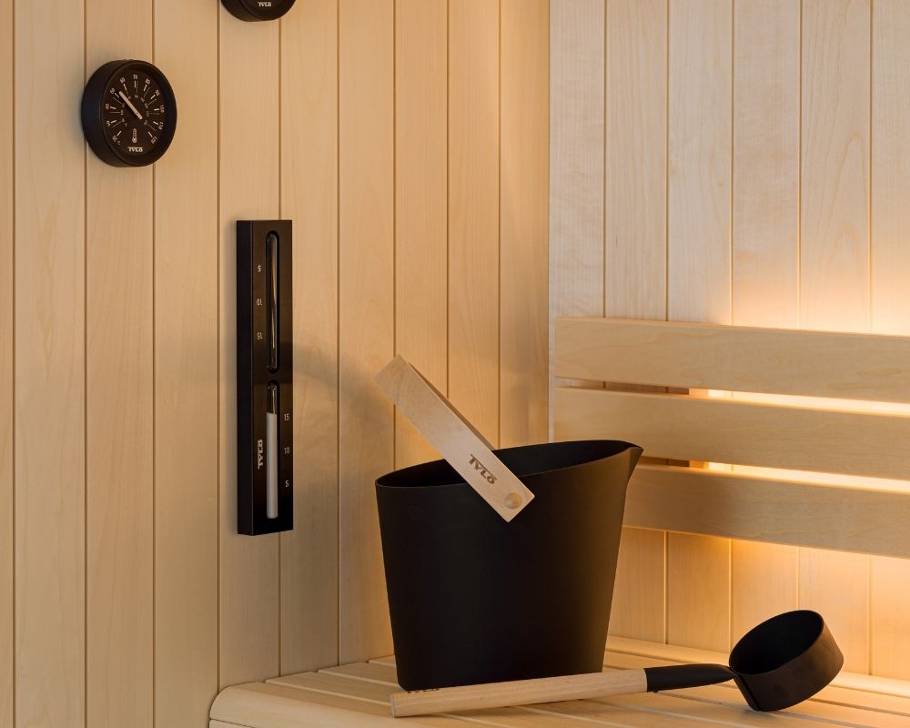 TYLÖ Brilliant Saunazubehör-Set und Geschenkbox mit Kelle, Eimer, Hygrometer, Thermometer und Sanduhr | Saunaset von TylöHelo